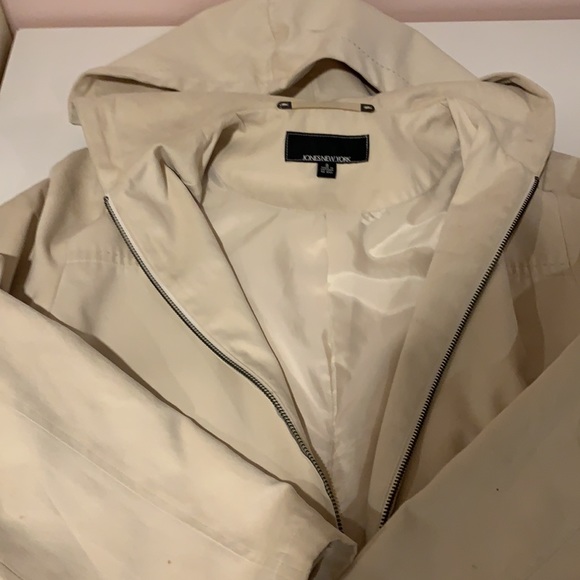 Zippered lightweight jacket with hood and pockets - Picture 3 of 6